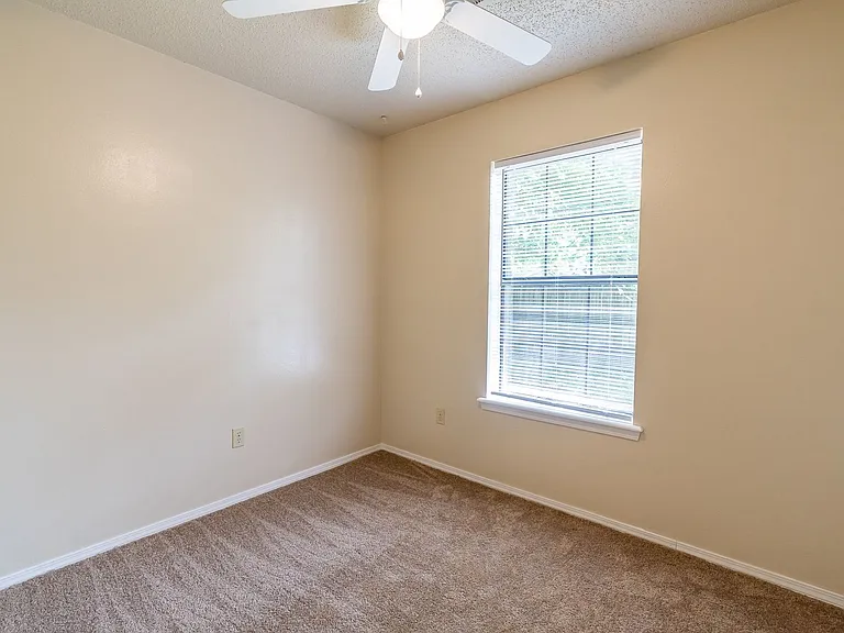 559 S Ray Ave — Photo 12