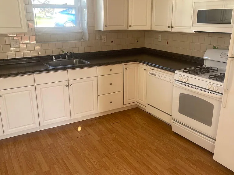 26 Woodbury Rd #LOWER LEVEL — Photo 2