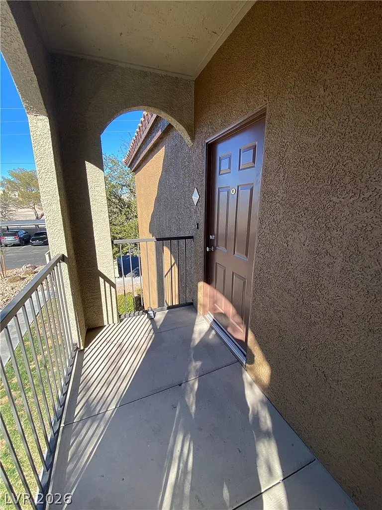 1 bed, 1.0 bath, 813 sqft, $1,250 — Photo 2