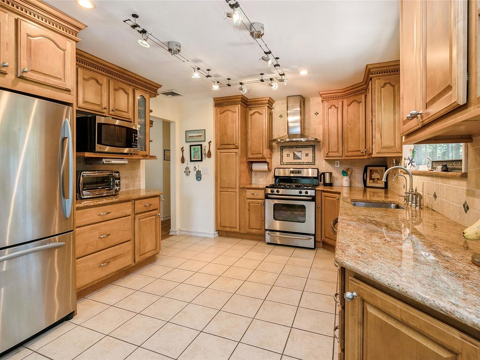 7 Glenford Lane, East Northport, NY 11731 Zillow