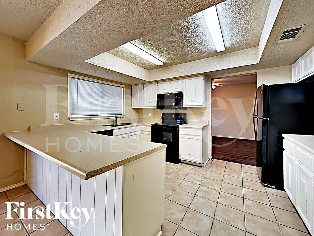 4 bed, 2.0 bath, 2420 sqft, $2,830 — Photo 4