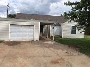 425 S 14th St, Clinton, OK 73601