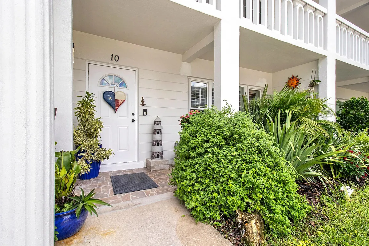 Front door from sidewalk - 2020 World Parkway Blvd #10
