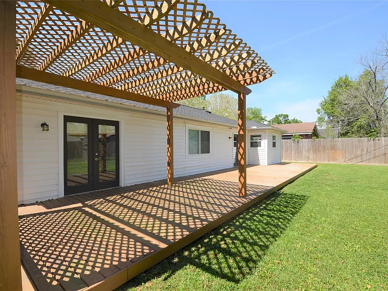 1906 Coulcrest Dr — Photo 24