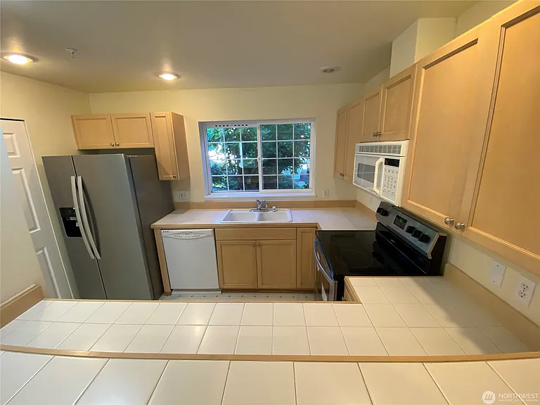 25235 SE Klahanie Blvd #J102 — Photo 9