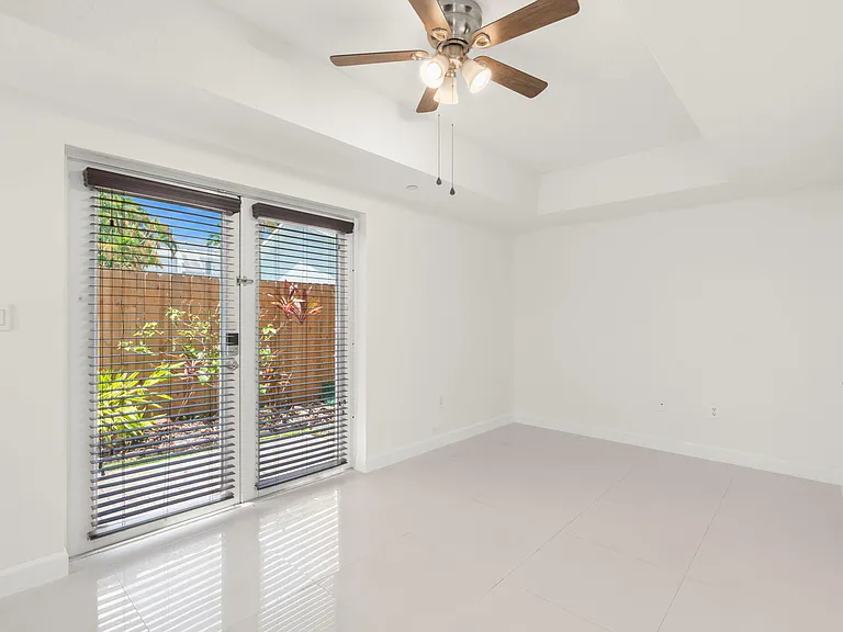 622 NE 10th Ave — Photo 17