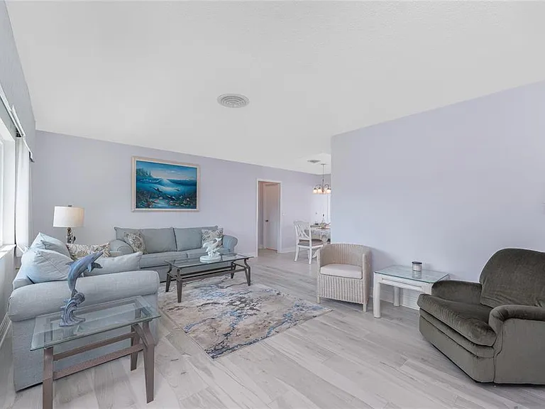 1720 Florence Ave — Photo 4