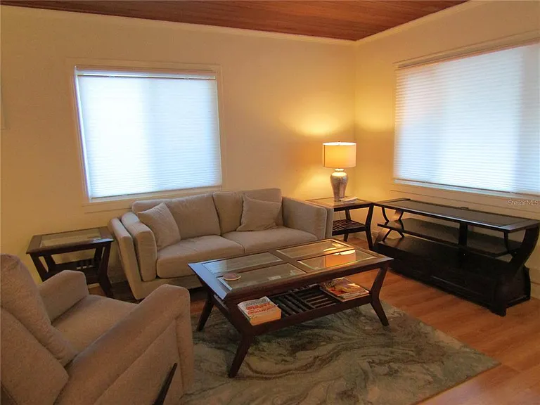 421 Riviera St — Photo 2