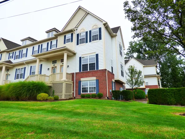 1563 Cass Lake Rd, Keego Harbor, MI