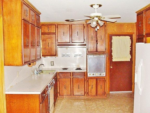 5th image of 700 E Krause St