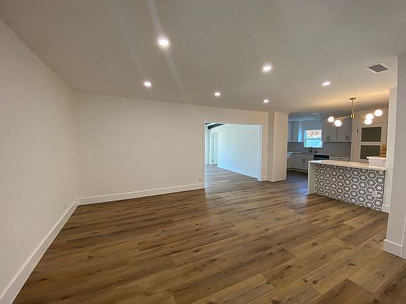3rd image of 8161 Encino Ave
