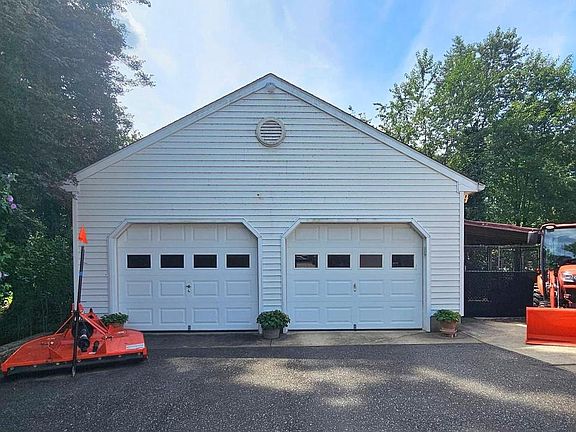 2nd image of 3 Seville Dr