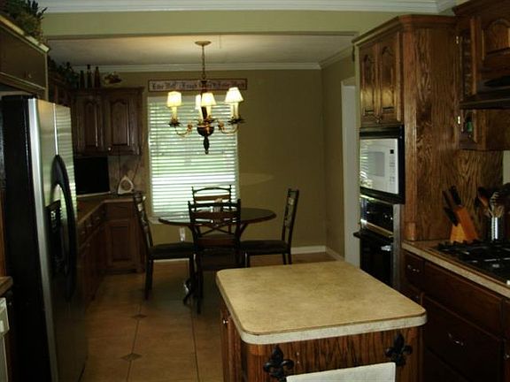 4th image of 920 Crockett Dr