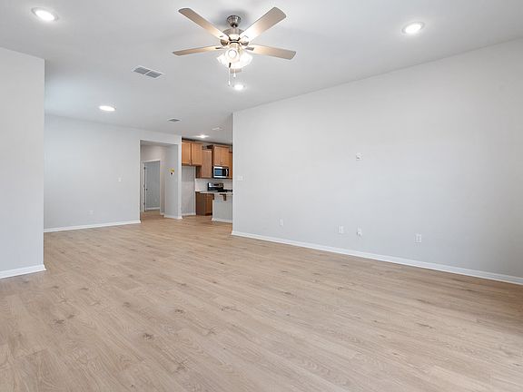 4th image of 132 Condesa St