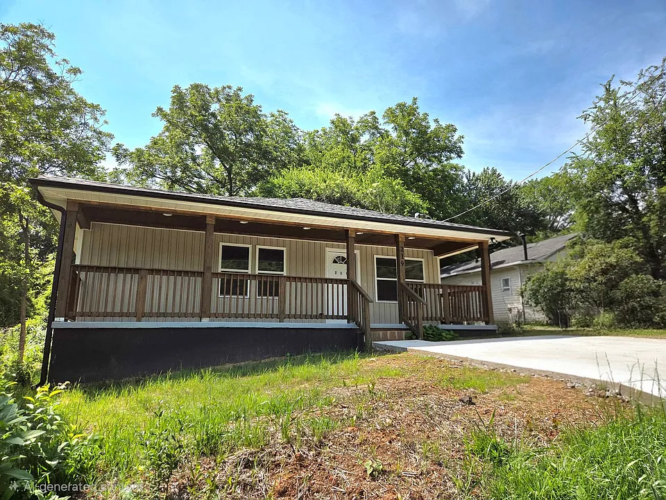 219 Green Dr SW