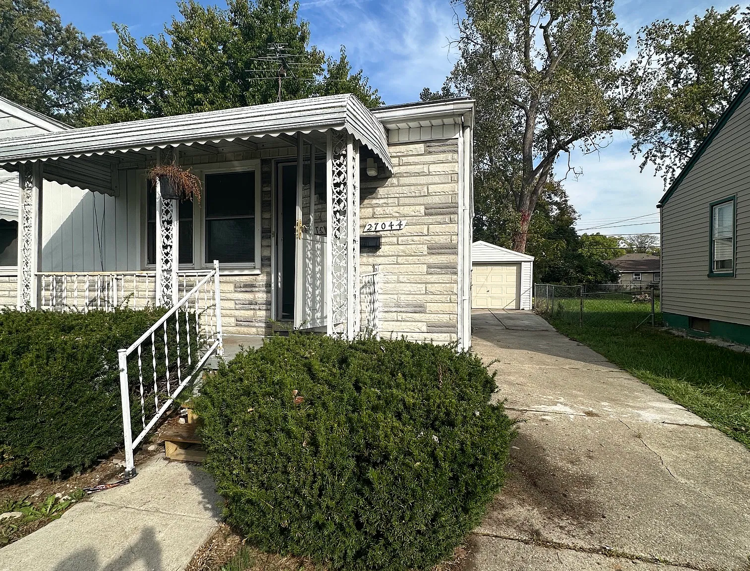 2 bed, 720 sqft, $1,300 — Photo 1