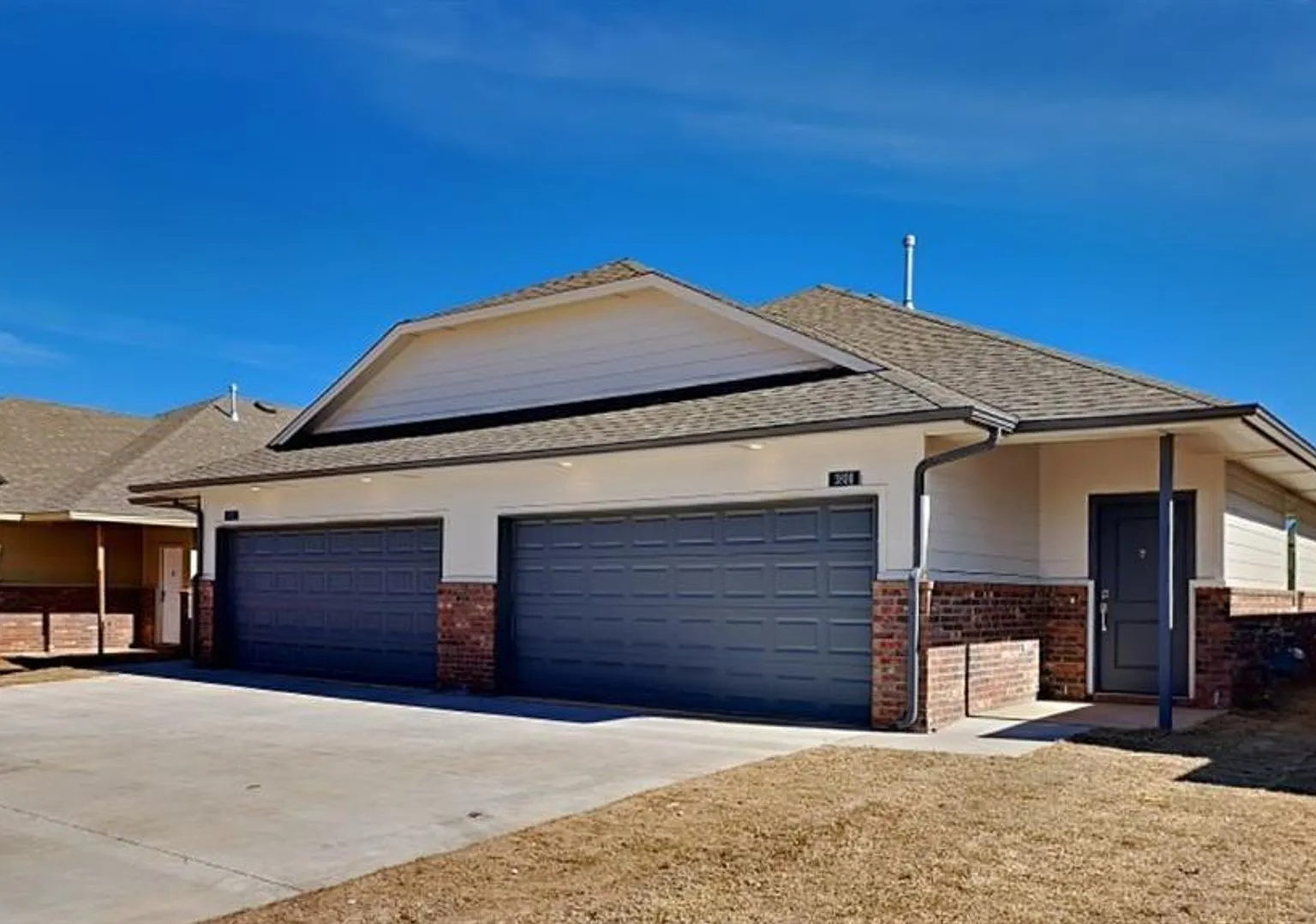 Luxury 3 Bedroom 2 Bathroom Duplex with 2 Car Garage in Bethany, Ok — Photo 1