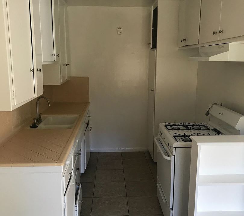 1st image of 903 E 1st St APT 5