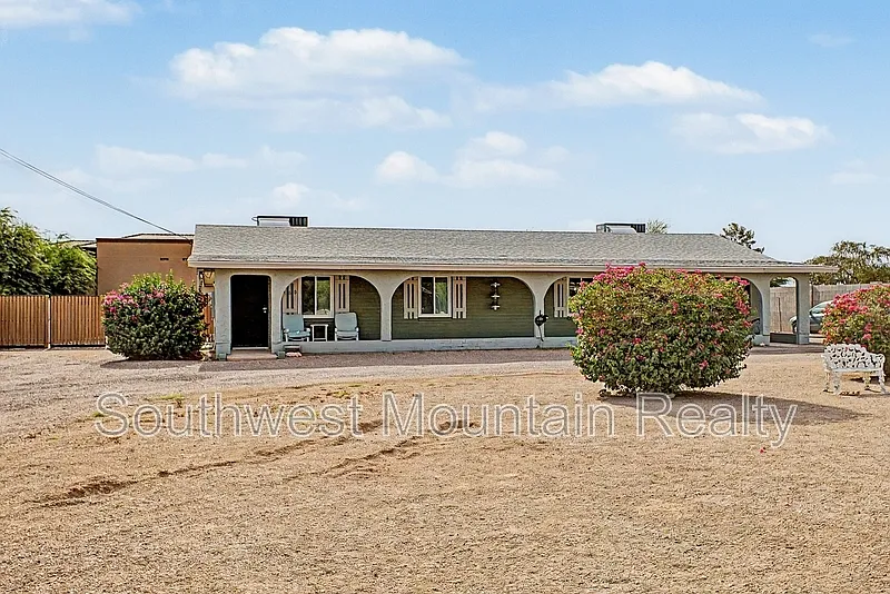 2 bed, 1.0 bath, 1350 sqft, $1,295 — Photo 2