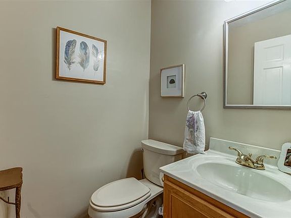 5th image of 204 Plaza Dr
