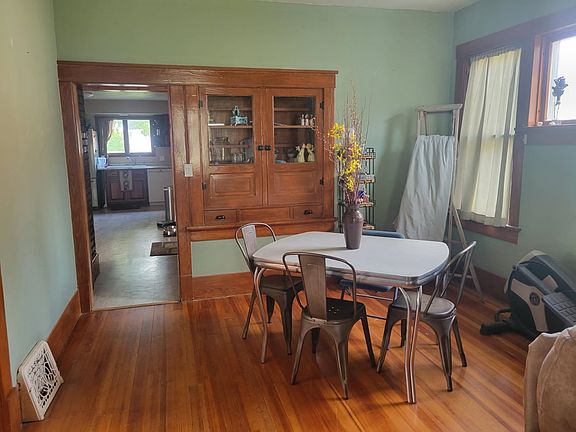 5th image of 305 E 2nd St
