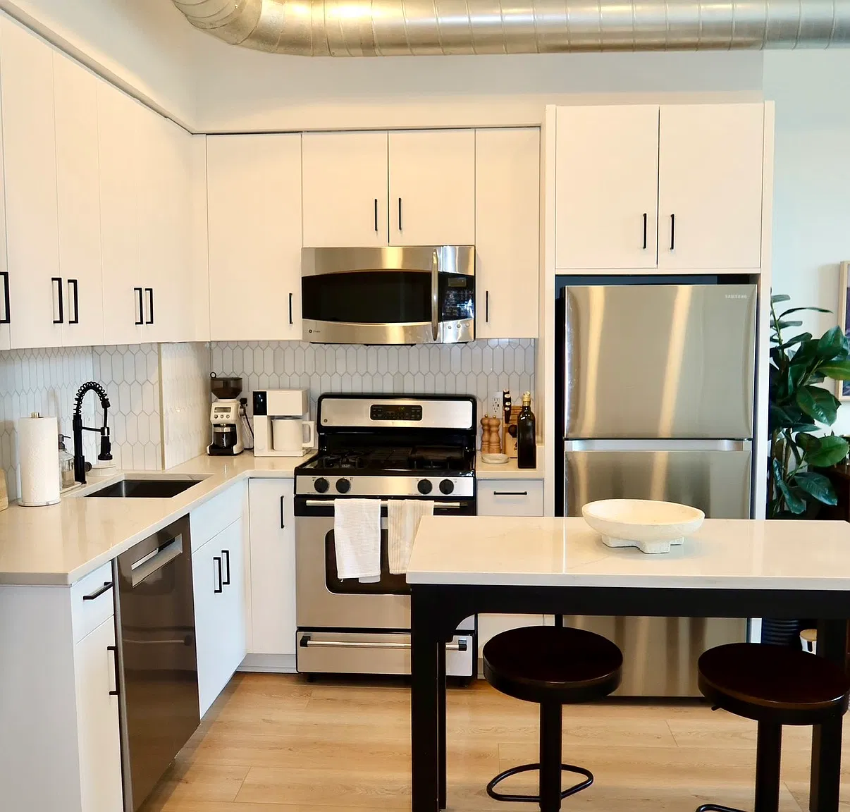 2 bed, 714 sqft, $3,600 — Photo 2
