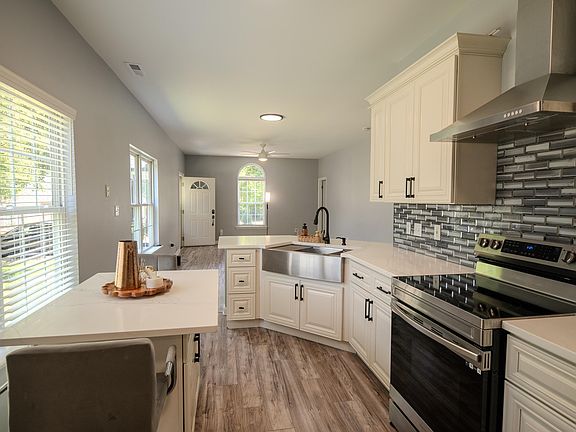 4th image of 1121 Kendall Dr