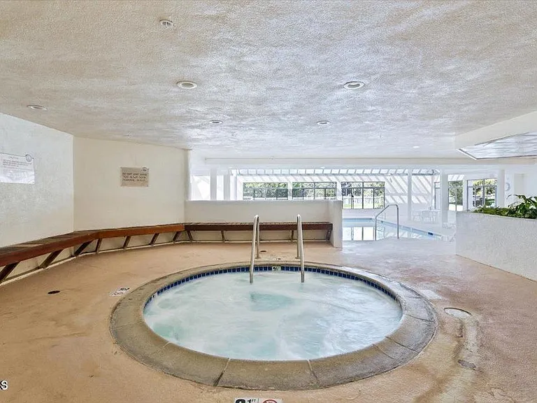 716 Island View Cir — Photo 46