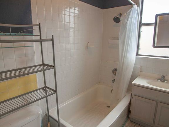 4th image of 204 Hugo St #4