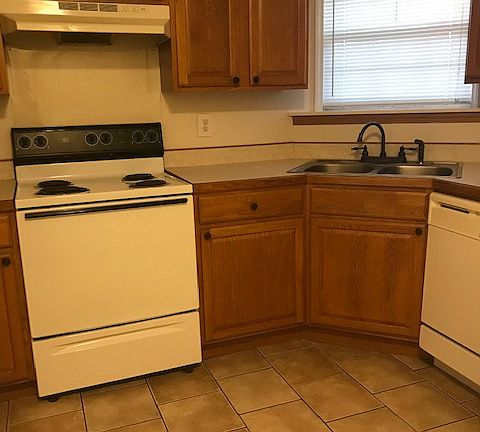 3rd image of 203 Hillcrest St
