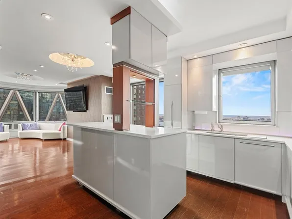 301 West 57th Street image 4 of 18