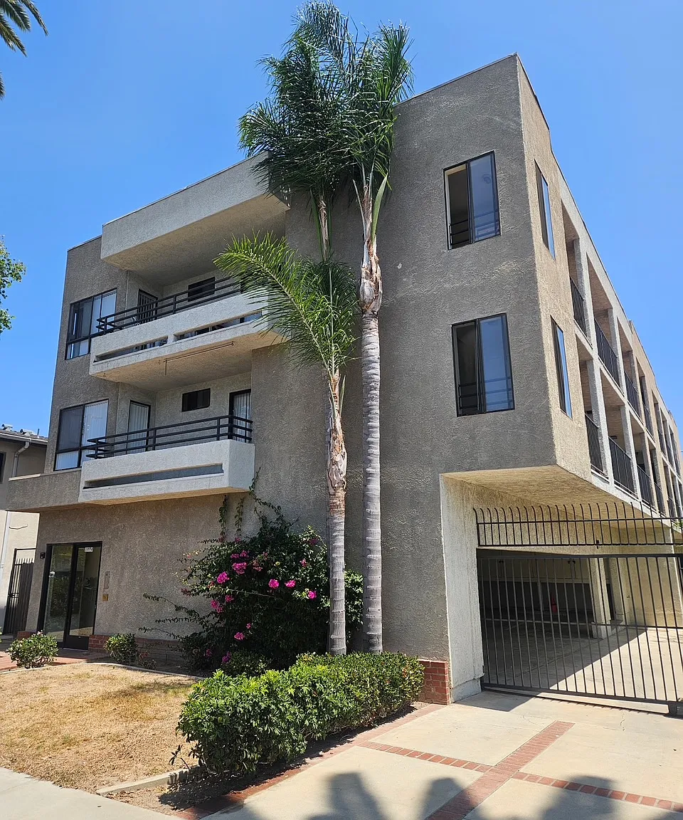 2 bed, 950 sqft, $2,550 — Photo 1