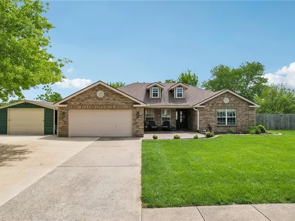 850 Myers Dr, Tonganoxie, KS 66086