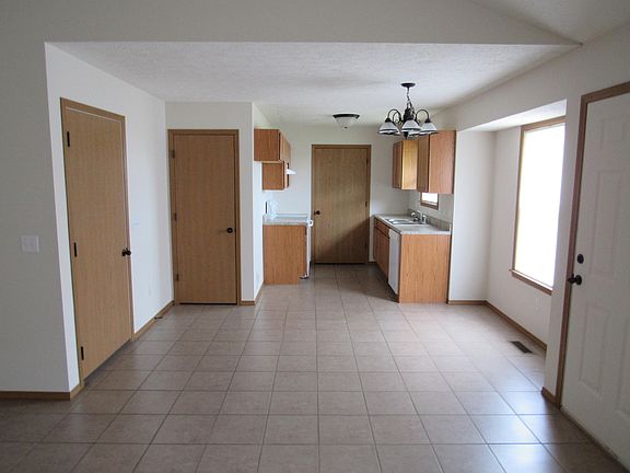 4th image of 135 Hawthorn Ave