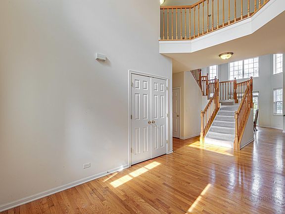 3rd image of 1056 W Kenilworth Ave