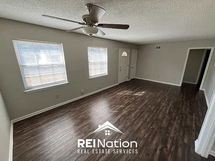3 bed, 1.0 bath, 1095 sqft, $1,275 — Photo 2