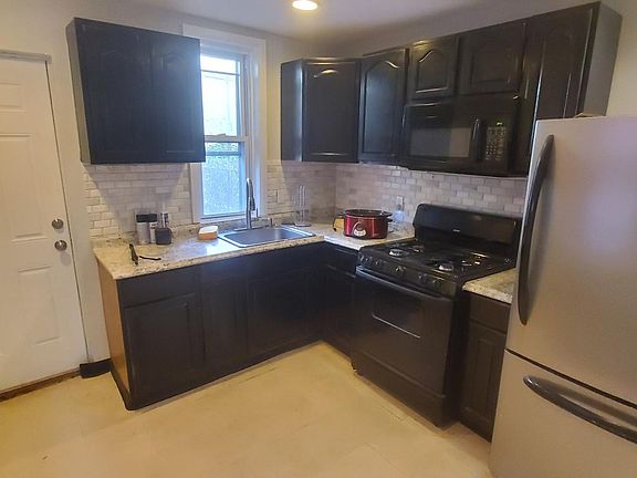 5th image of 2251 N Woodstock St