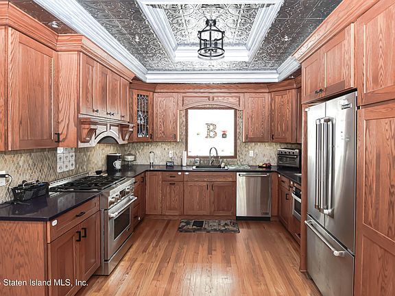 4th image of 183 Benedict Ave