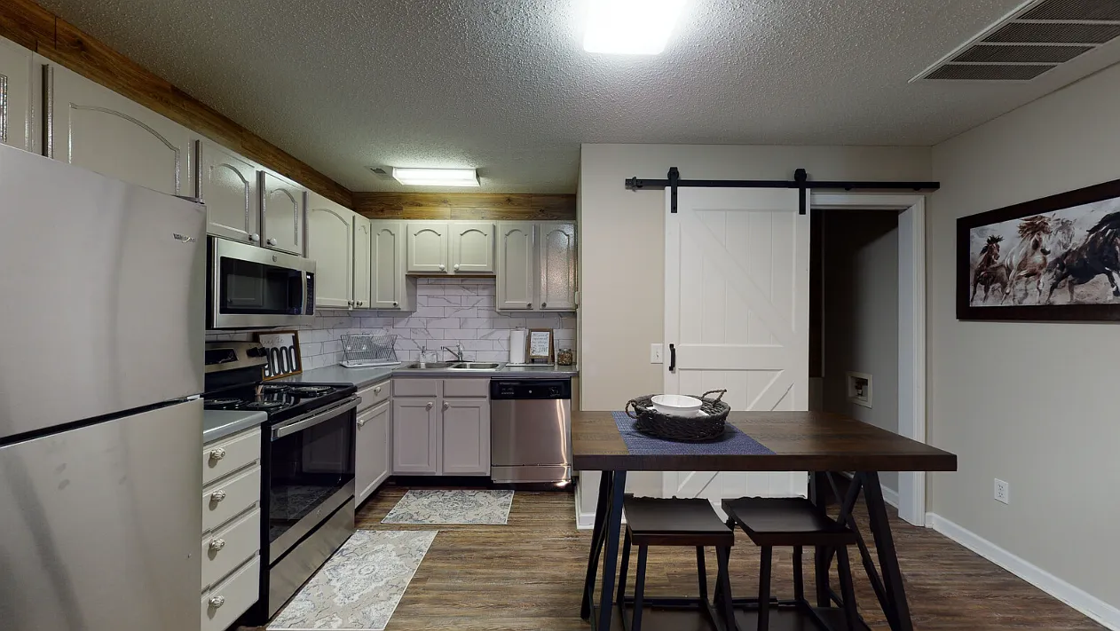 Admiral Place Apartments — Photo 2