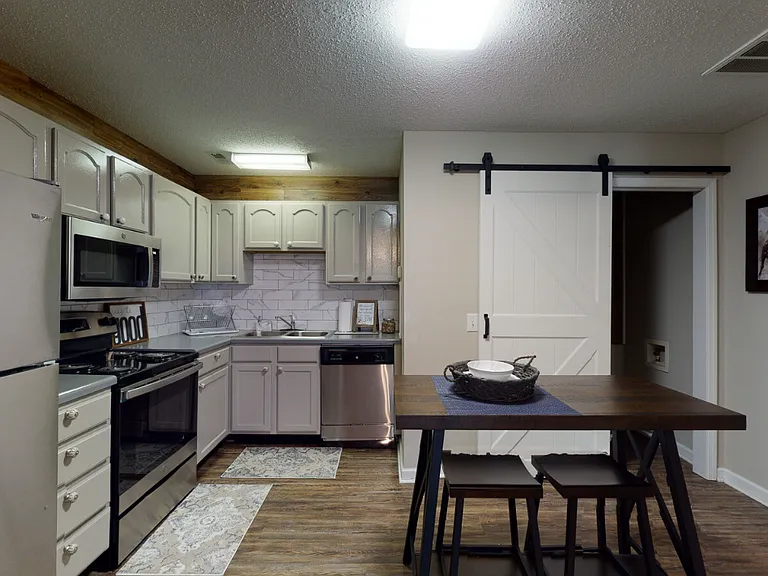 Admiral Place Apartments — Photo 2