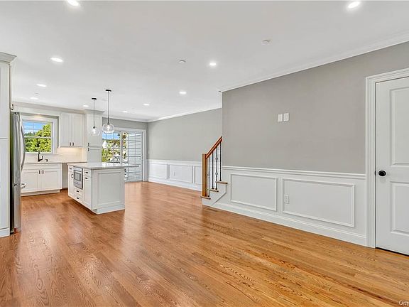 5th image of 197 Gainsborg Ave E
