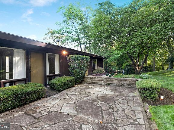 3rd image of 3115 Cunningham Dr