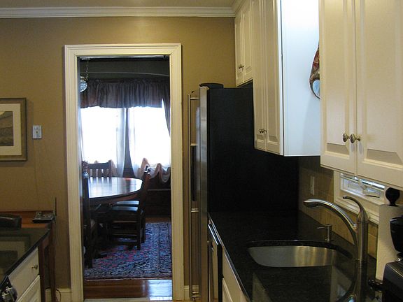 Spacious kitchen w/island
