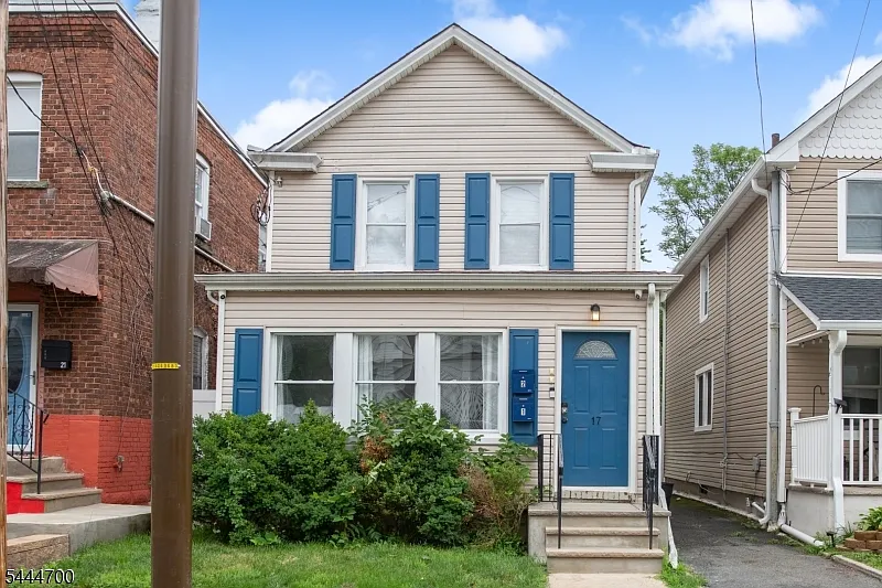 17 Thomas St