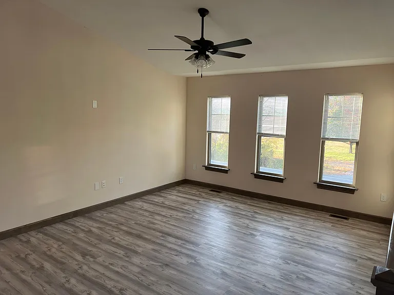 406 E Main St — Photo 5