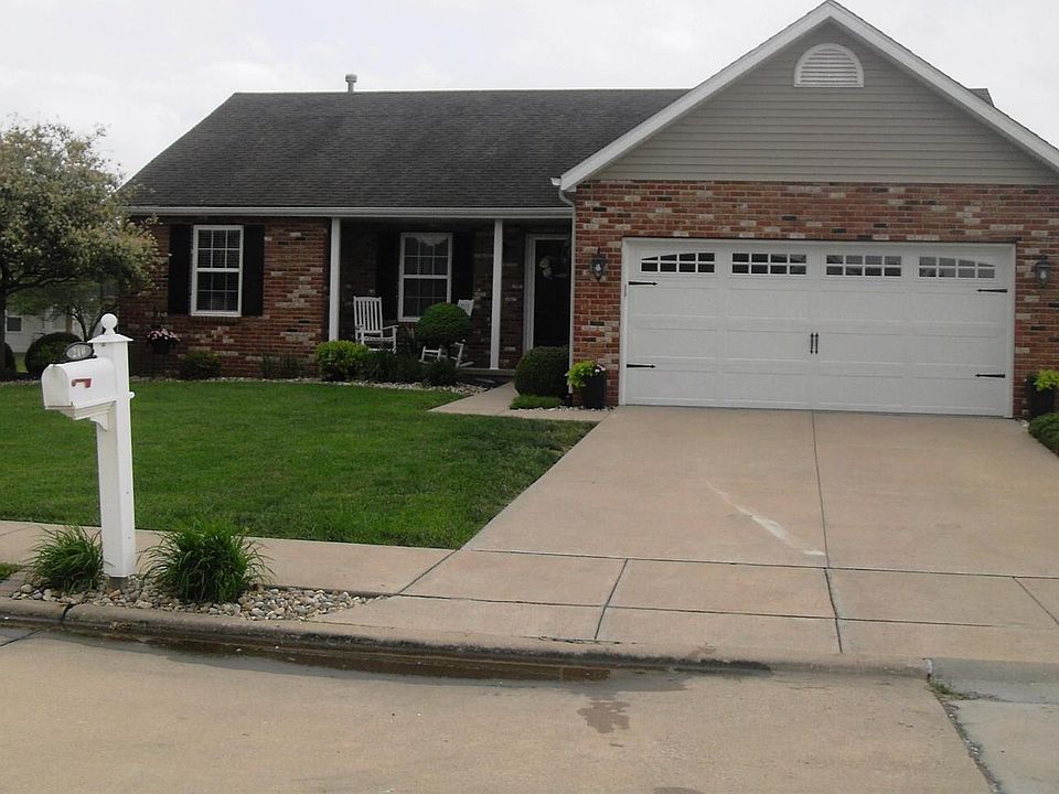 1st image of 210 Falcon Dr E
