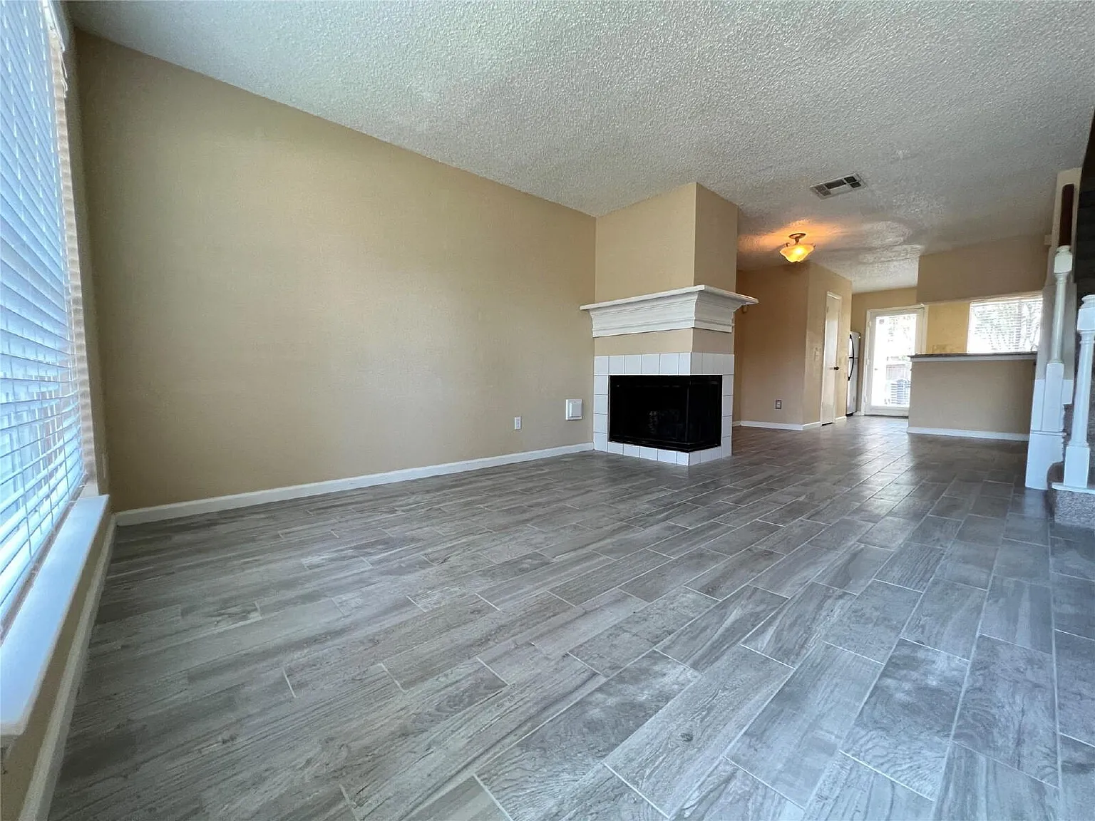 2 bed, 1.5 bath, 1110 sqft, $1,650 — Photo 2
