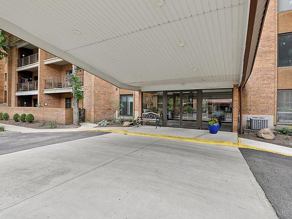 2nd image of 3533 Amberacres Dr Unit 304