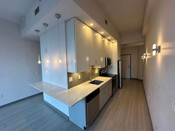 4th image of 126 E 6th St #16