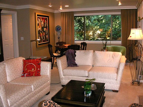 The living room is very spacious 